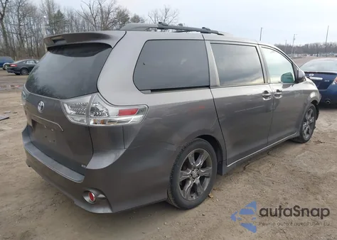 2012 Toyota Sienna Se 8 Passenger z USA, uszkodzony, nr VIN 5TDXK3DC9CS209608
